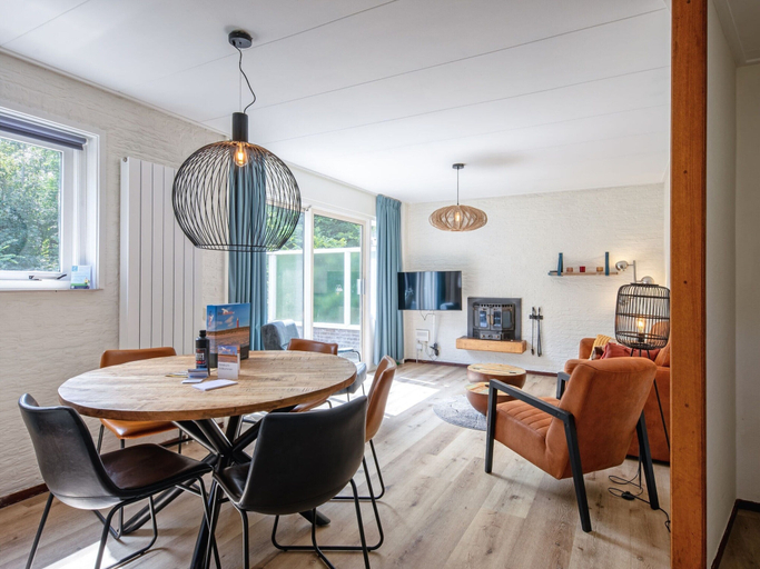 Dining 4, Cozy Holiday Home in Den Burg With hot tub, Texel