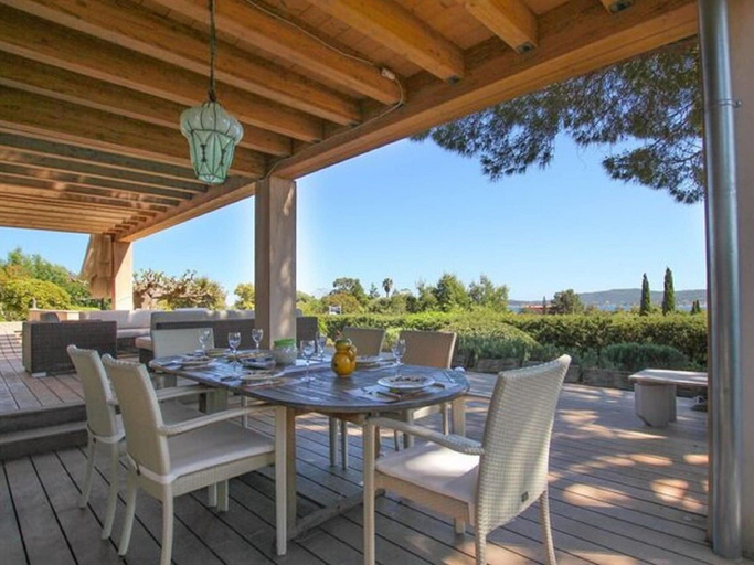 Dining 5, Serene Holiday Home in Grimaud With Private Pool, Var