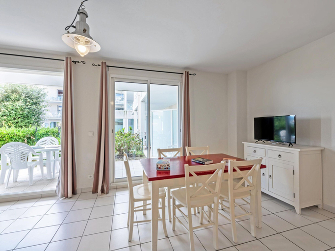 Dining 3, Apartment in France With Balcony & Parking, Finistère