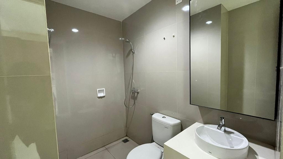 Bathroom, Room Express Studio Apartment at Treepark Serpong, Tangerang Selatan