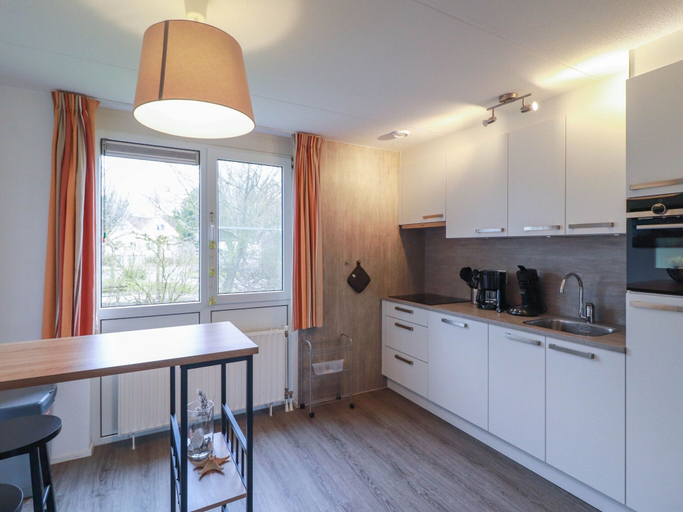 Private kitchen 5, Beautiful Holiday Home by the Water, Wûnseradiel