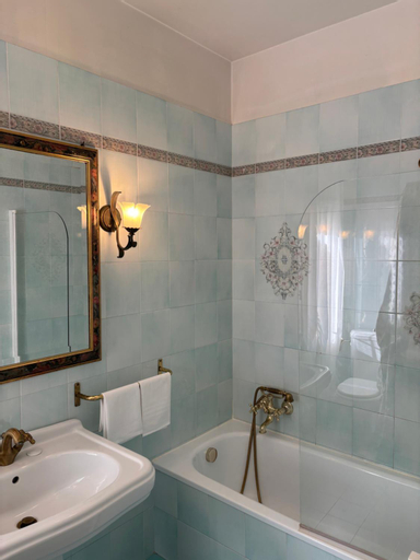 Bathroom 10