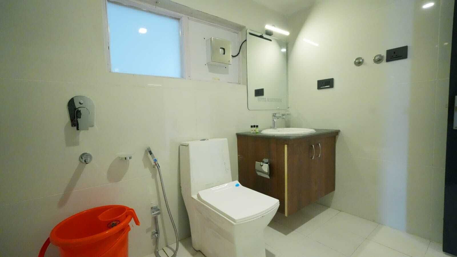 Bathroom 3, Hotel Martsemik, Leh