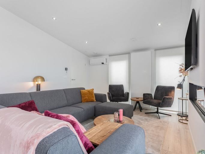 Room 2, Chalet in Zeeland with Private Jetty, Kapelle