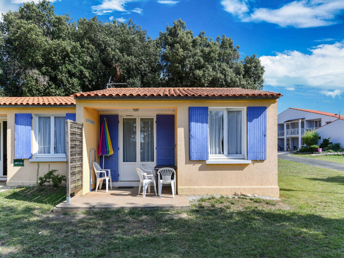 Exterior & Views 2, Gite in a holiday park with pool, Charente-Maritime