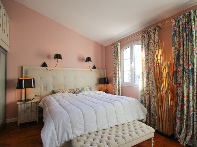 Room 3, Lovely Holiday Home in Port Grimaud With Terrace, Var