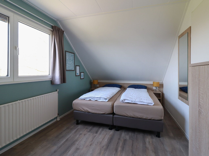 Room 4, Beautiful Holiday Home With hot tub, Wûnseradiel