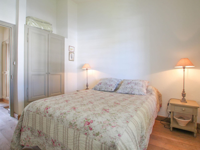 Room 2, Charming Holiday Home With Terrace, Var