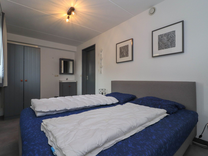 Room 3, Seafront Villa With Sauna, Wûnseradiel