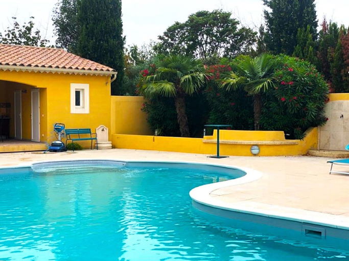 Pool 2, Villa in L'isle-sur-la-sorgue With Pool, Vaucluse