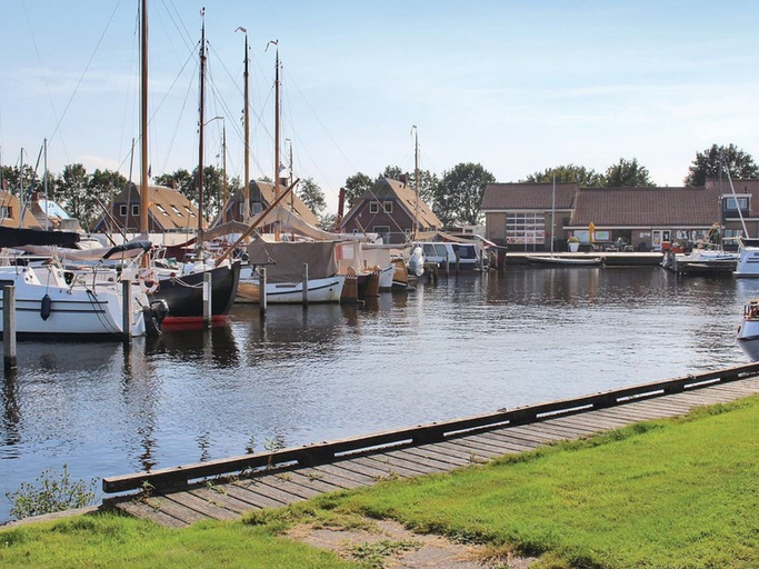 Marina, Villa in Friesland With Waterfront Jetty, Skarsterlân