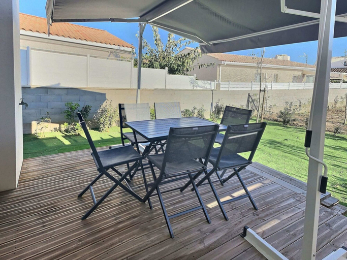 Dining, Maisonette With Terrace/garden in Valras-plage, Hérault