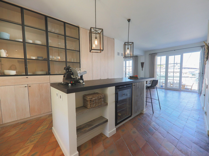Private kitchen 4, Pleasant House for 8 People & 12 m Mooring, Var