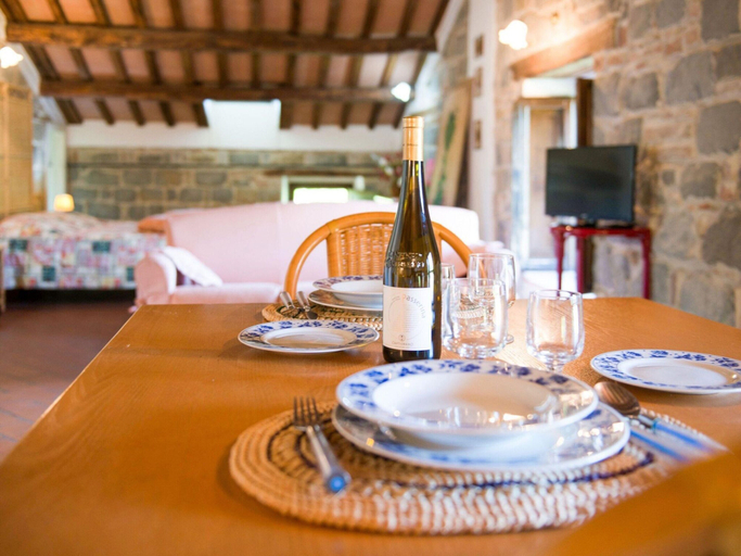 Dining 2, Spacious Holiday Home With Swimming Pool, Fermo