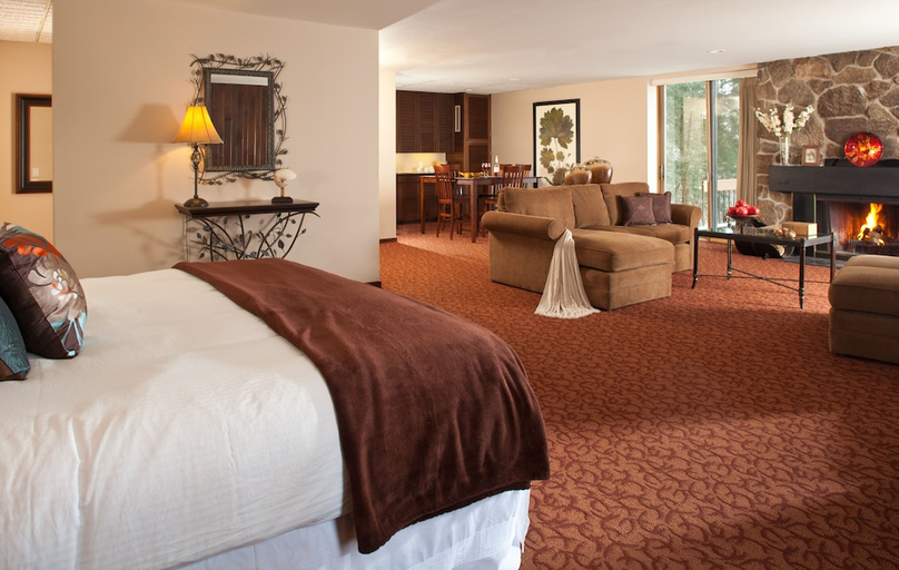 Bedroom 2, The Inn At Honey Run, Holmes