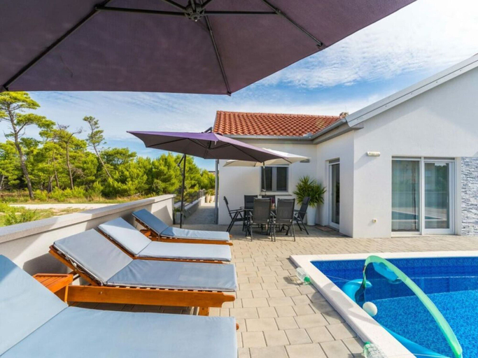 Pool 4, Nicoll With Pool, 50 m From the Beach, Privlaka