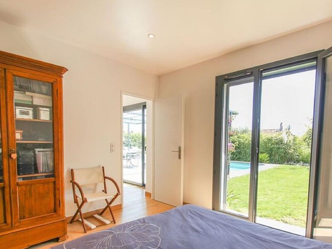 Room 3, Inviting Holiday Home in Grimaud With Private Pool, Var