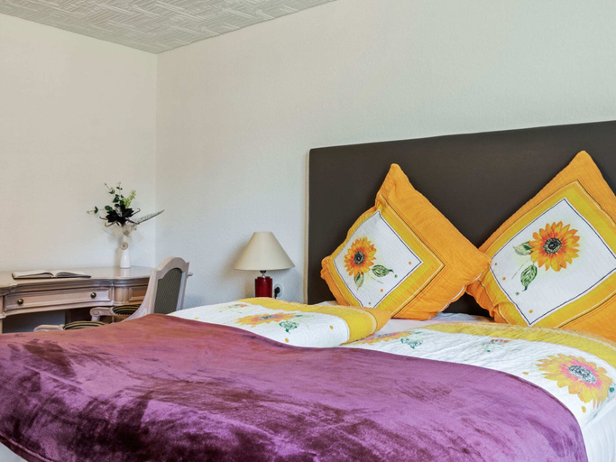 Bedroom 3, Charming Apartment Near the Forest and River, Goslar