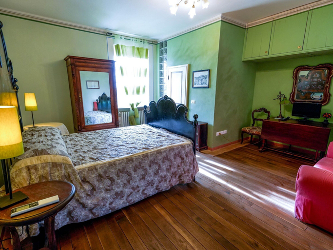 Room 4, Nice Farmhouse in Asciano With Shared Pool, Siena