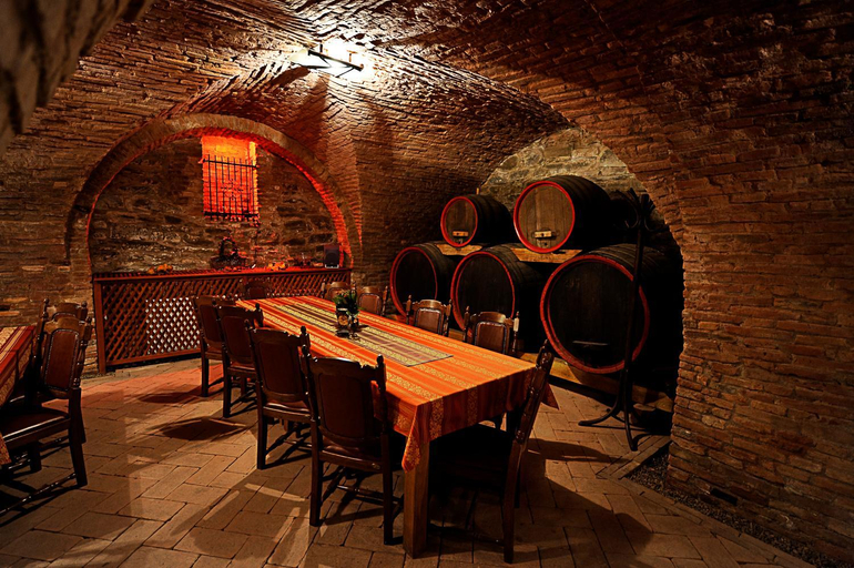 Food & Drinks 3, Castel Haller, Ogra