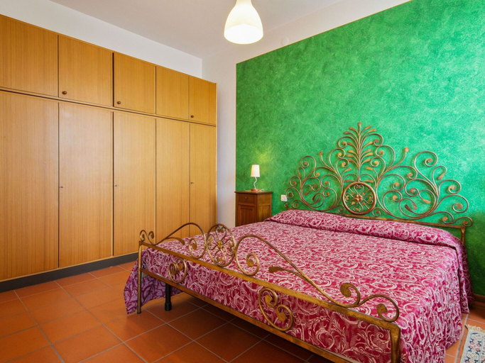 Room 4, Holiday Home in Marciaga With Pool & Gulf Views, Verona