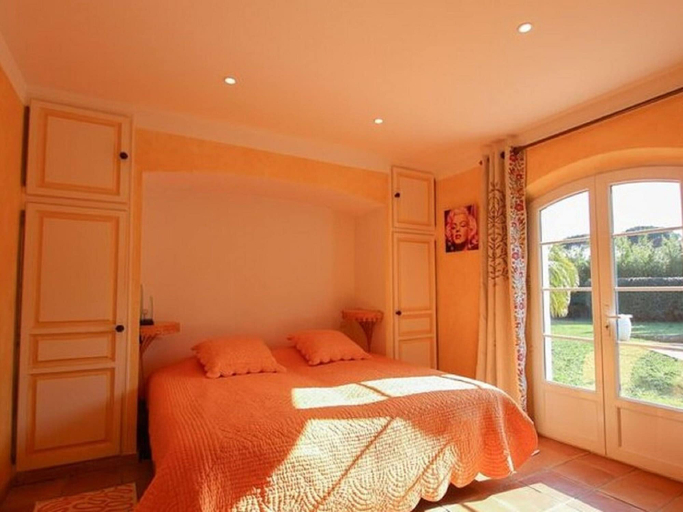 Room 3, Vibrant Holiday Home With Private Pool, Var