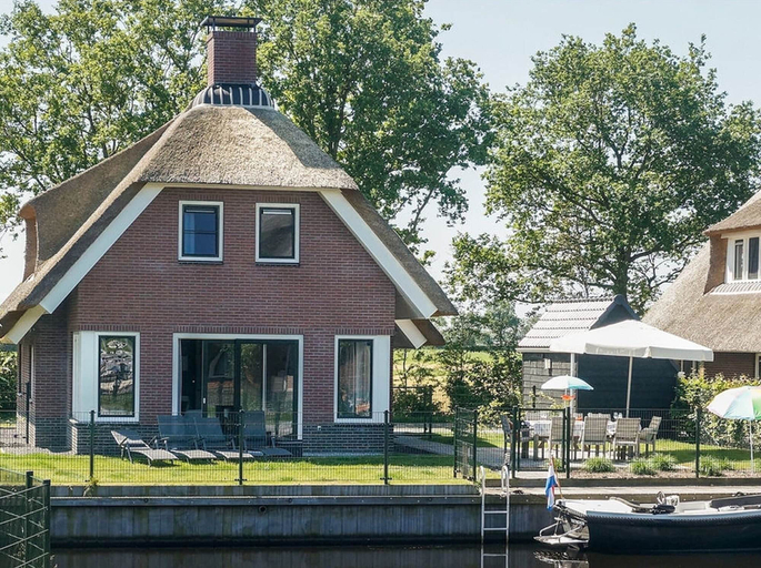 Exterior & Views 2, Villa in Friesland With Waterfront Garden, Skarsterlân