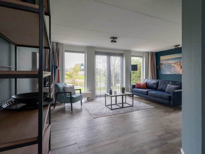 Living room 5, Beautiful Holiday Home With hot tub, Wûnseradiel