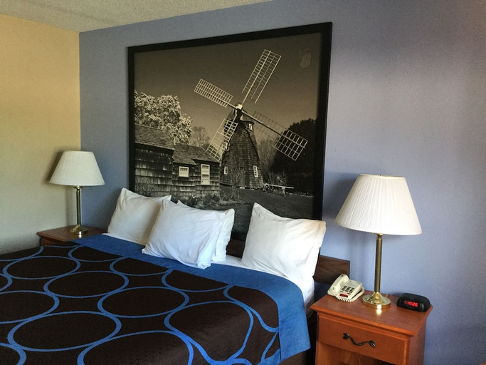 Bedroom 3, Super 8 by Wyndham Middletown, Orange