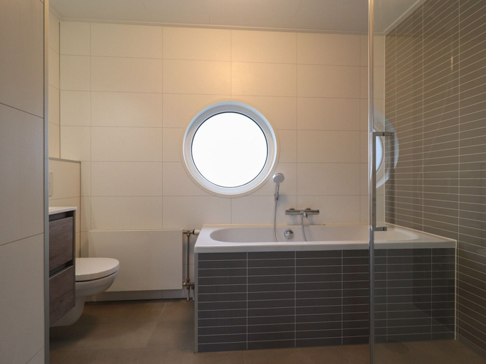 Bathroom 2, Holiday Home on the Water in Friesland, Wûnseradiel