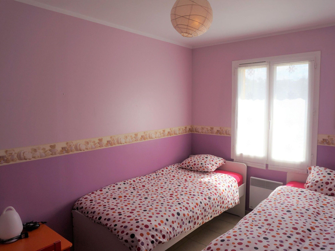 Room 3, Holiday Home With Large Garden and Pool, Var