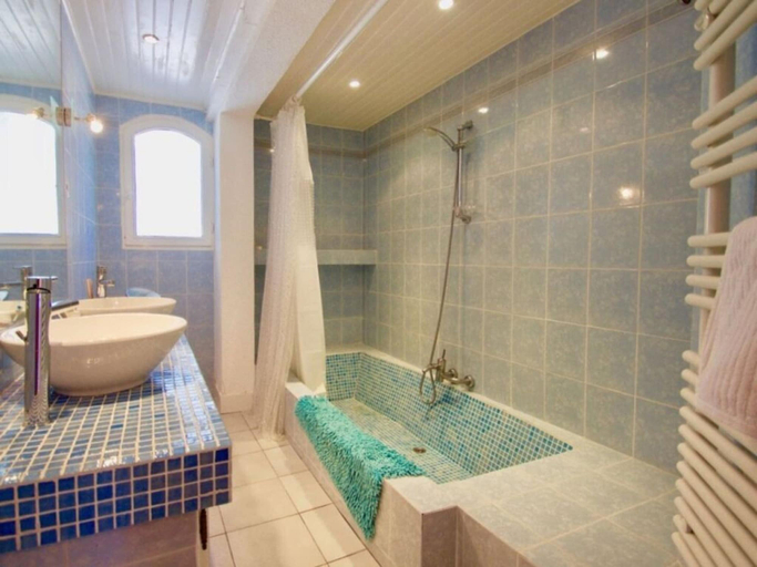 Bathroom 4, Cigales - Roquebrune-sur-argens, Var