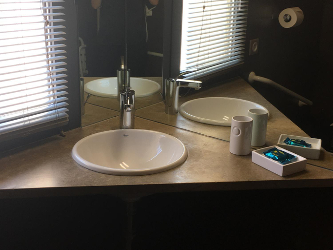 Bathroom 4, Le Vinois, Lot