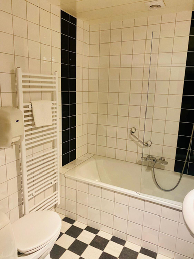 Bathroom 2, Hotel Restaurant de Vossenberg, Nunspeet