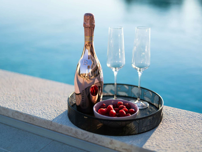 Food & Drinks 5, Stylish Stay with Hot Tub, Labin