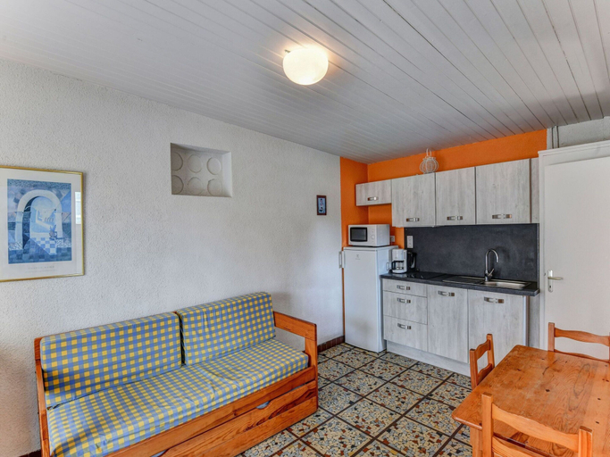 Others 3, Gite in a holiday park with swimming pool, Charente-Maritime