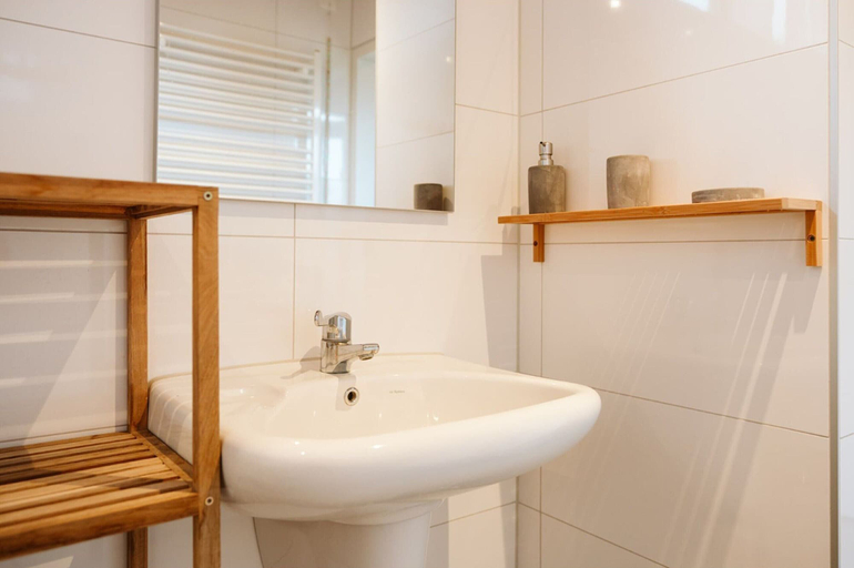 Bathroom 4, Holiday Home Near the sea and Dunes, Goedereede