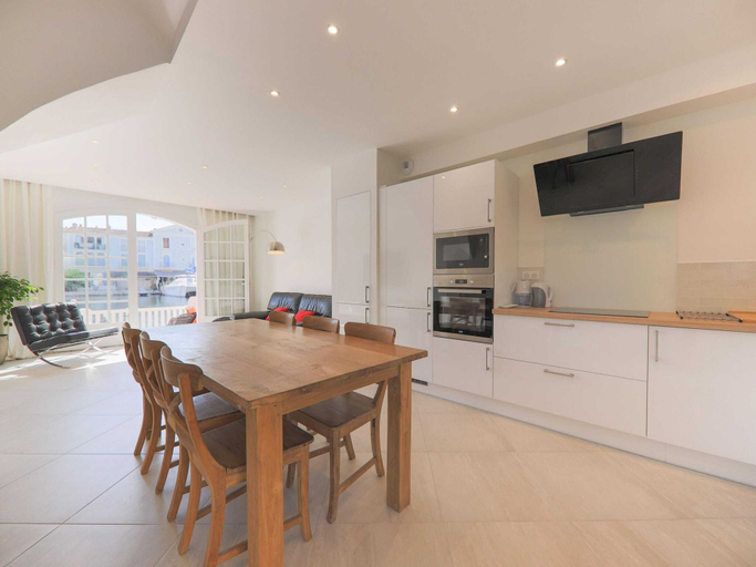 Private kitchen 5, Superb Vacation Home With Pontoon, Var