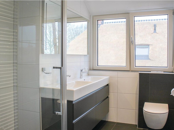 Bathroom 5, Villa in Friesland With Waterfront Garden, Skarsterlân