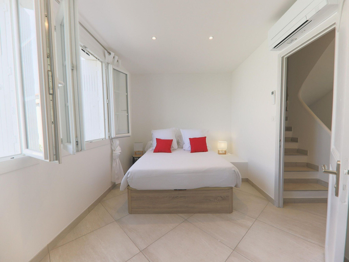 Room 3, Superb Vacation Home With Pontoon, Var
