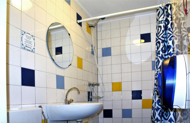 Bathroom 3, The Flying Pig Beach Hostel, Noordwijk