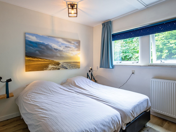 Room 3, Cozy Holiday Home in Den Burg With hot tub, Texel
