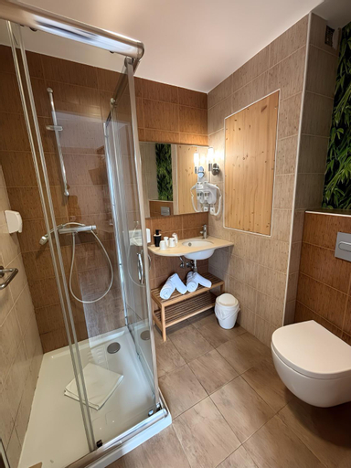 Bathroom 10