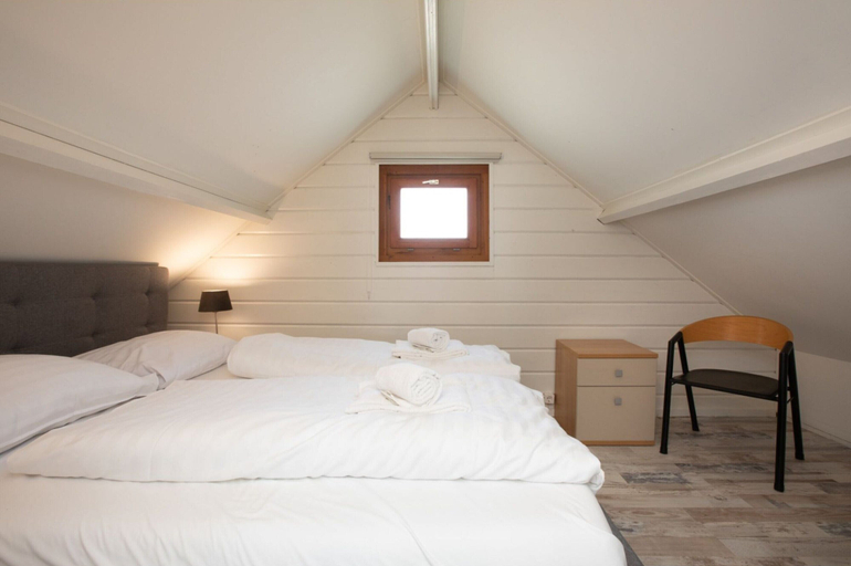 Room 4, Holiday Home in the Heart of Westkapelle, Veere