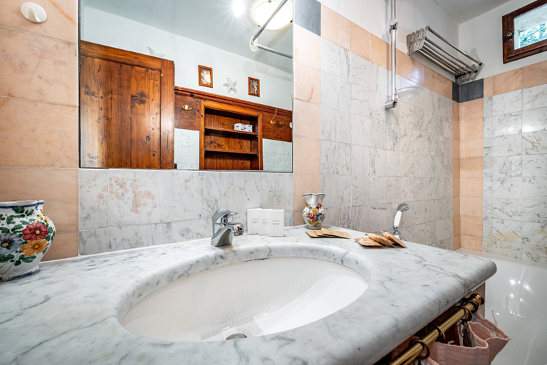 Bathroom 4, YiD Laura, Florence