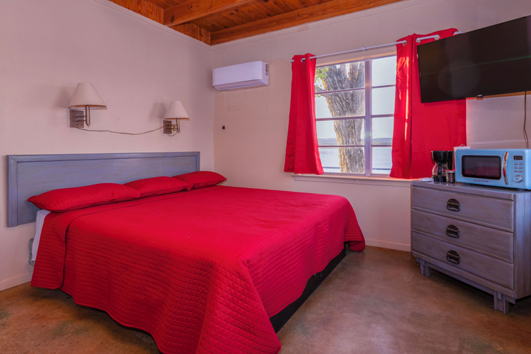 Bedroom 2, Hi-Line Lake Resort, Llano
