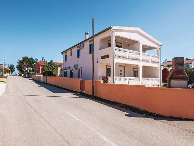 Exterior & Views 2, Apartments Hak - One Bedroom Apartment with Balcony, Vir