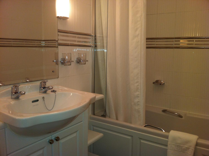 Bathroom 3, Glengarry Castle Hotel, Highland
