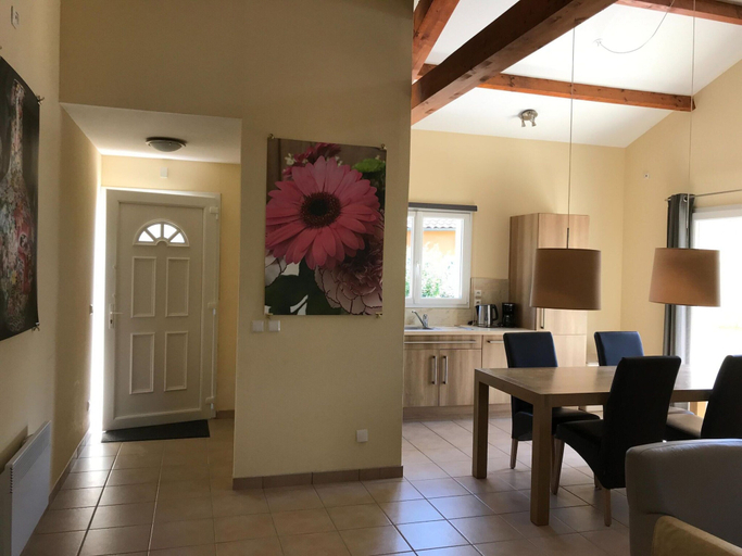 Dining 4, Villa in Les Forges With Golf and Pool, Deux-Sèvres