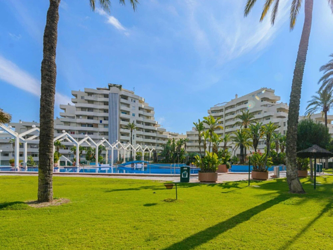 Pool 2, Belvilla by OYO Apartamento Benal Beach, Málaga